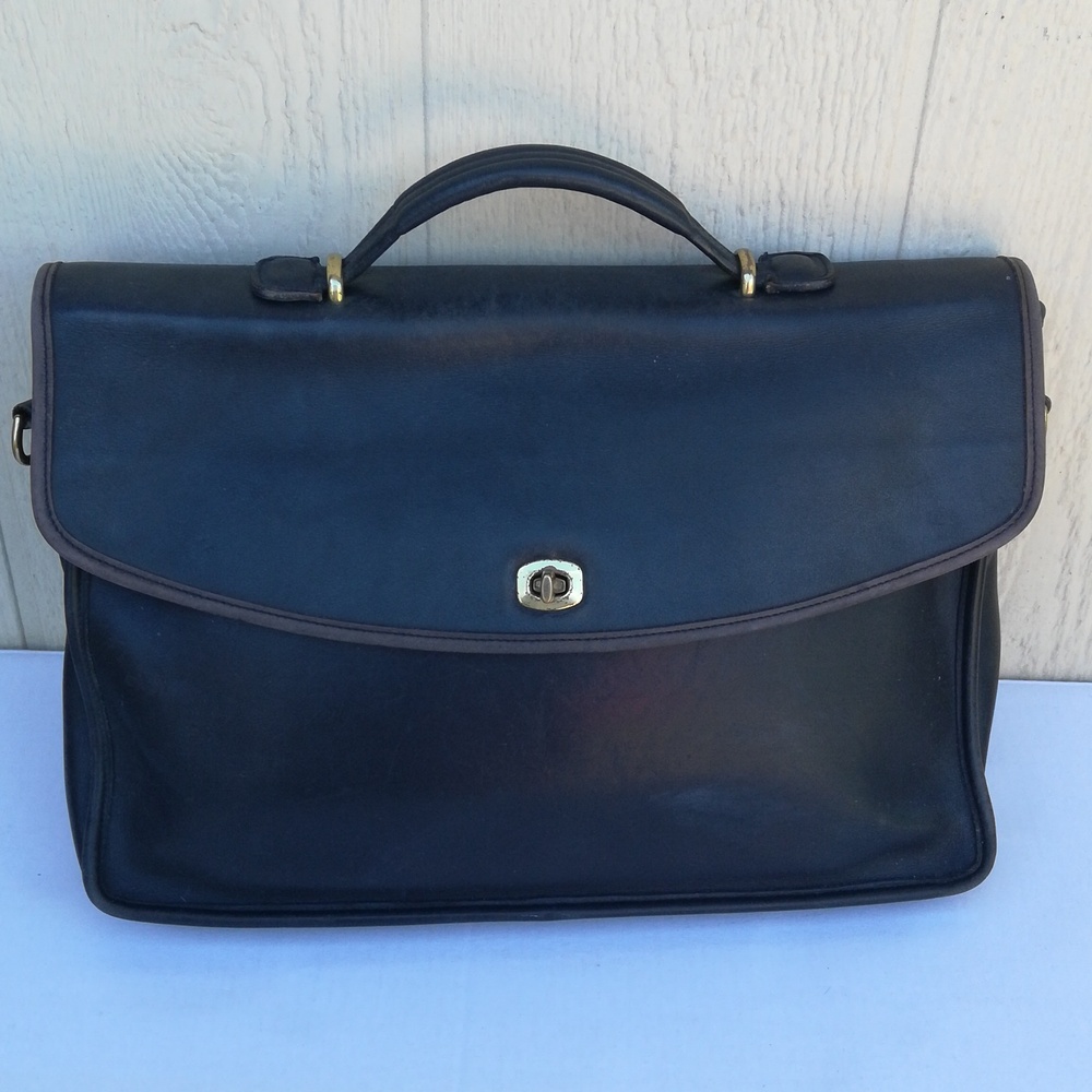 Vintage Coach Black Smooth Leather turnkey closure
